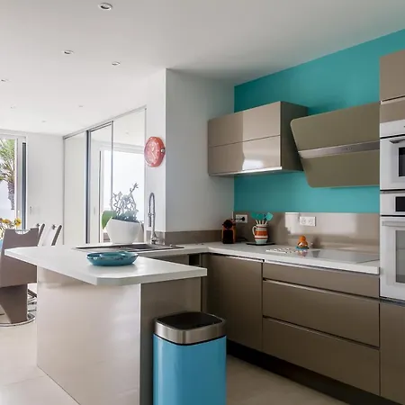 Lägenhet Ground Floor On Seafront With Large Terrace