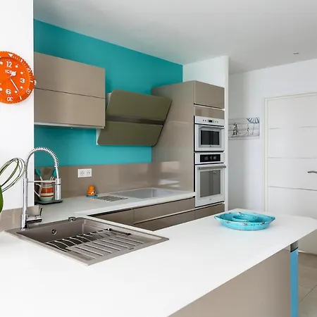 Lägenhet Ground Floor On Seafront With Large Terrace