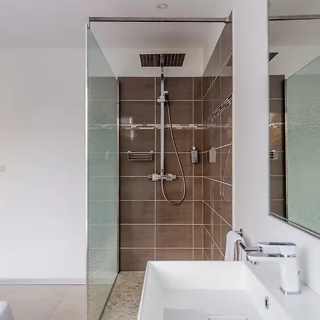 Lägenhet Ground Floor On Seafront With Large Terrace